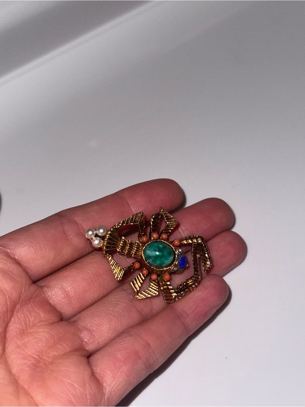 Vintage 1950s Egypt Scarab Beetle Etched Gold Brooch Pearl Stone Gem Lobster Pin - Picture 4 of 10